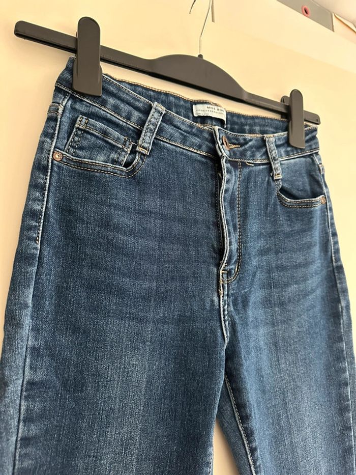 Jean skinny taille haute bleu classique avec effet légèrement usé – Miss Bon - photo numéro 3