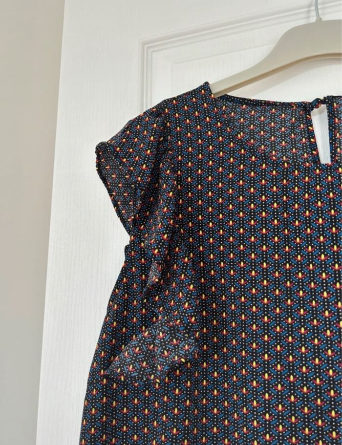 Blouse bleu marine à motifs jaunes, rouges et noirs - photo numéro 2
