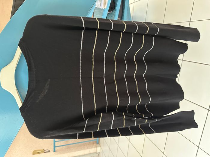 Pull léger noir avec fines rayures argentées et dorées taille 36 Marque : JDY - photo numéro 2