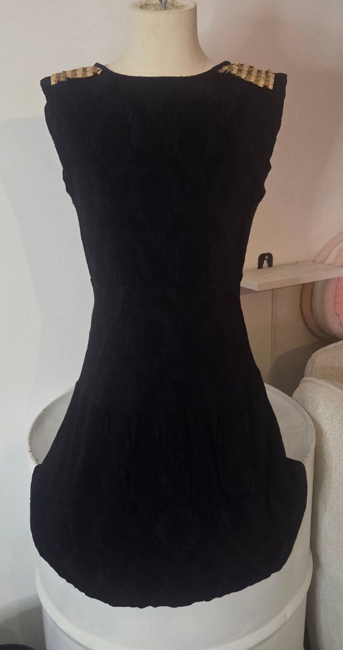 ROBE NAF NAF NOIRE – ÉPAULES BIJOUX DORÉES – T40 - photo numéro 2