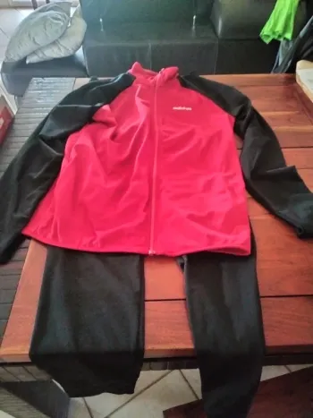 Jogging adidas bicolore rouge et noir en 15/16 ans
