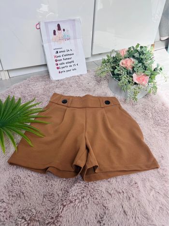 short raffiné et chic camel