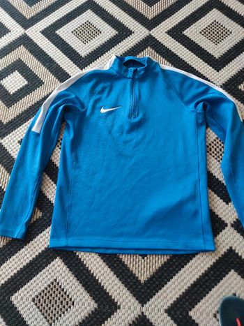 Pull Nike dri fit 10-12 ans