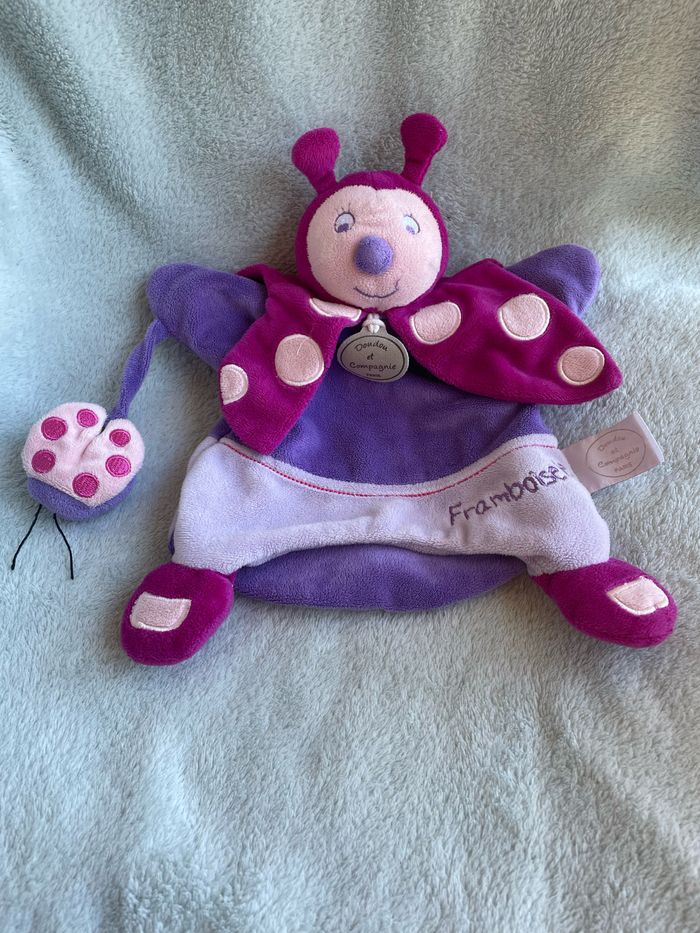 Doudou marionnette coccinelle Framboiselle Bouclette violet fushia mauve DC1062 Doudou Et Compagnie