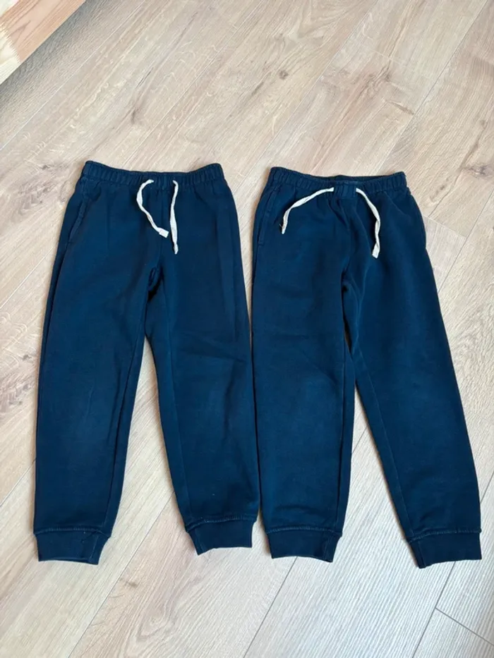 Lot deux pantalons de survêtement