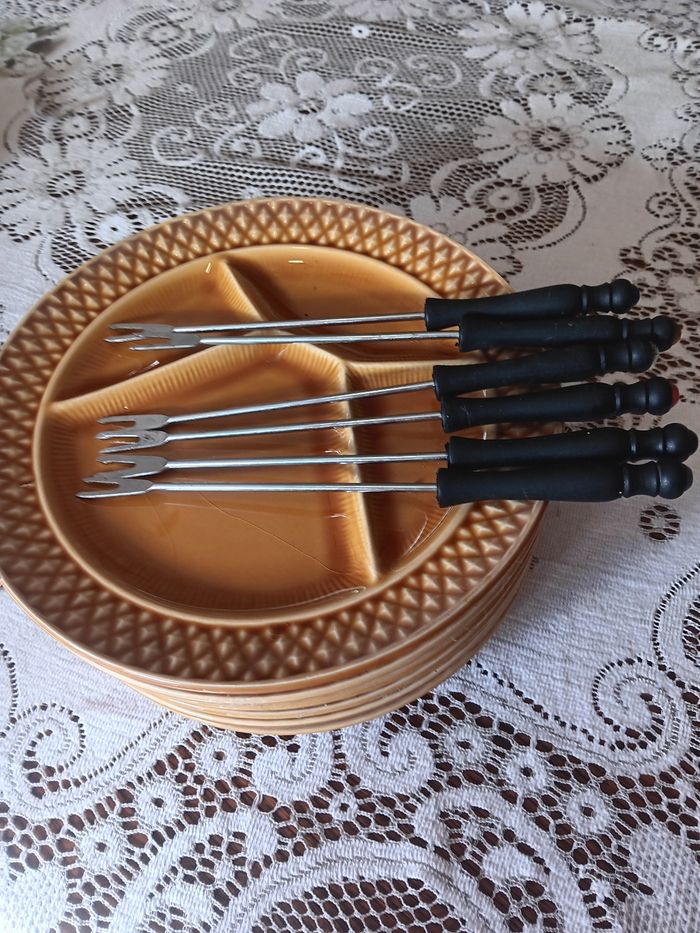 Assietes et  fpuchettes a fonfue