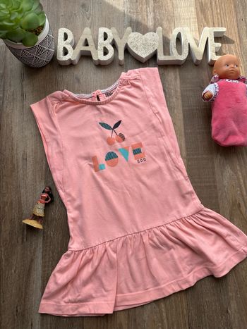 - Robe Sucre d’orge  - 2 ans - Très bon état, petite tache