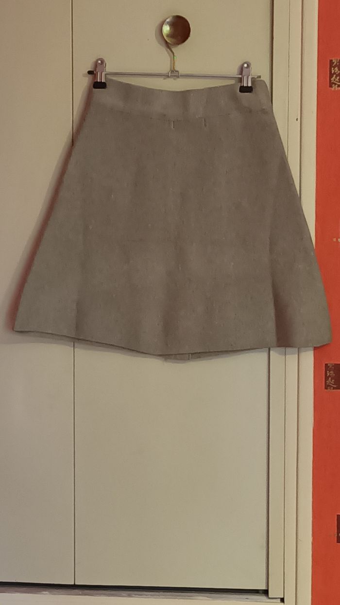 Jupe courte gris clair - photo numéro 2