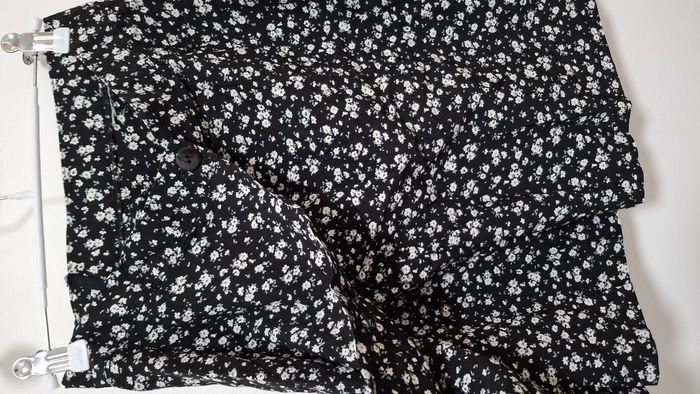 Jupe short à fleurs, double bouton et zip - photo numéro 3