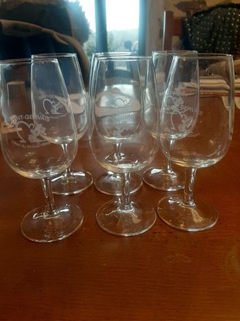 Lot 6 verres à vin hauteur 15,7 cm.