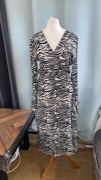Robe mi longue camaïeu zébrée  taille 36 noire et blanche