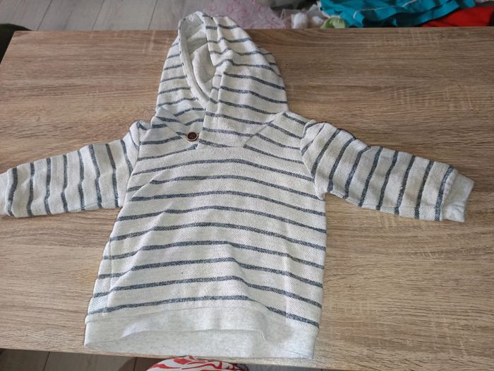 Pull a capuche tape a l'oeil 9 mois