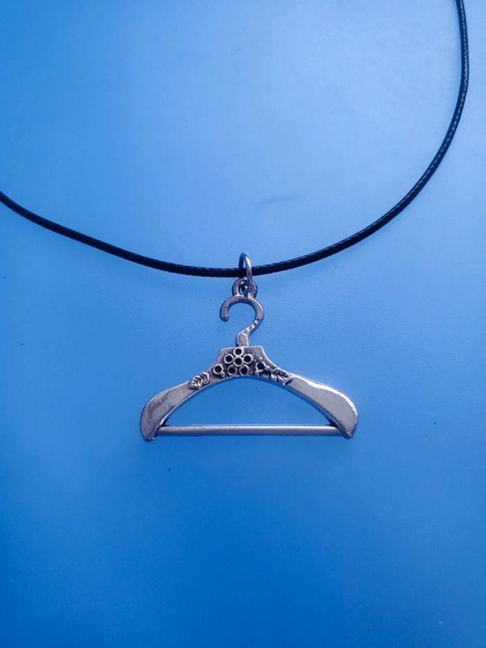 Collier cintre porte manteau