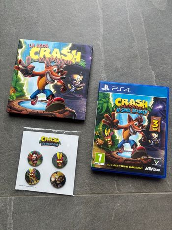 Jeu Crash Bandicoot N.Sane Trilogy PS4 + Artbook Crash Bandicoot collector + Set de 4 Badges Crash Bandicoot