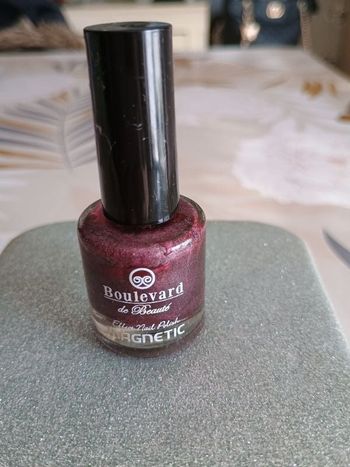 Vernis à ongles magnétique