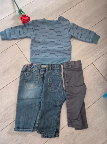 Lot de 3 pantalons et un sweat 12 mois