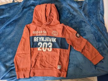 Pull à capuche orange bon état