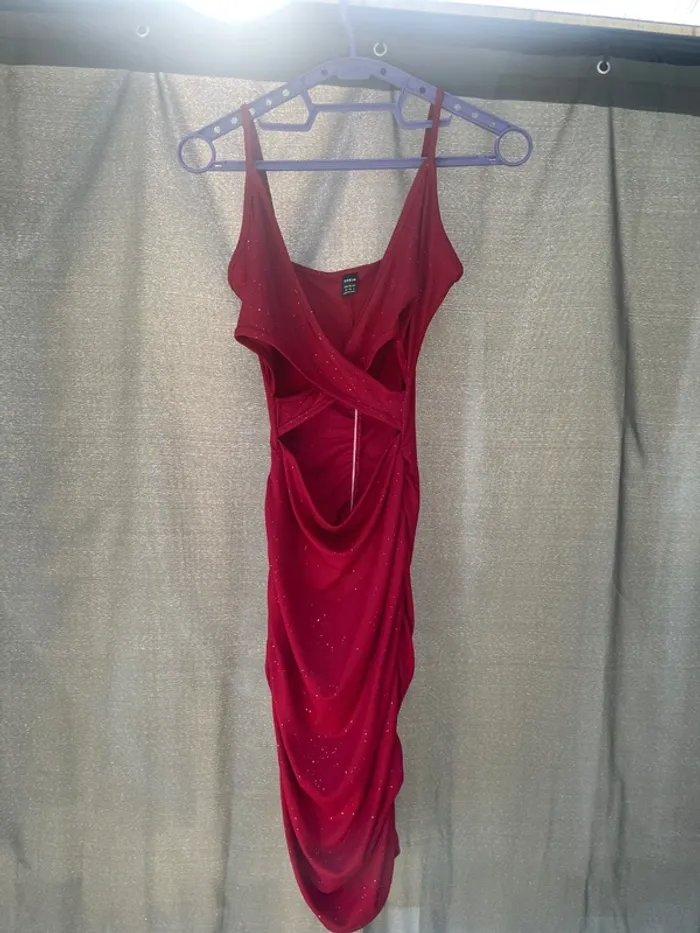 Robe rouge à paillettes