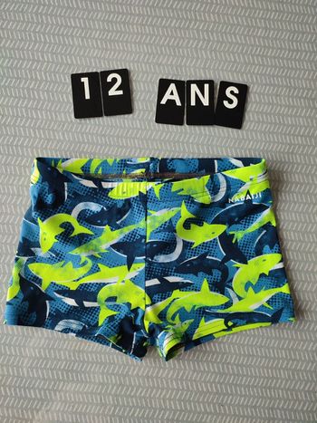 Maillot boxer de bain garçon, motif requin
Taille 12 ans  marque Nabaiji ( Decathlon ).
