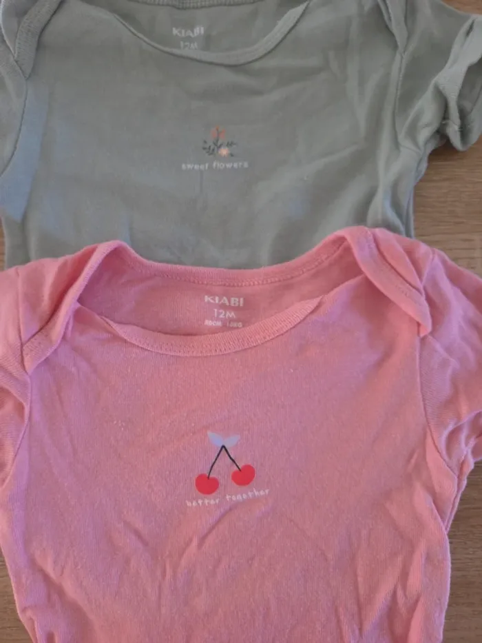 Lot 2 bodys manches courtes 12 mois - photo numéro 2