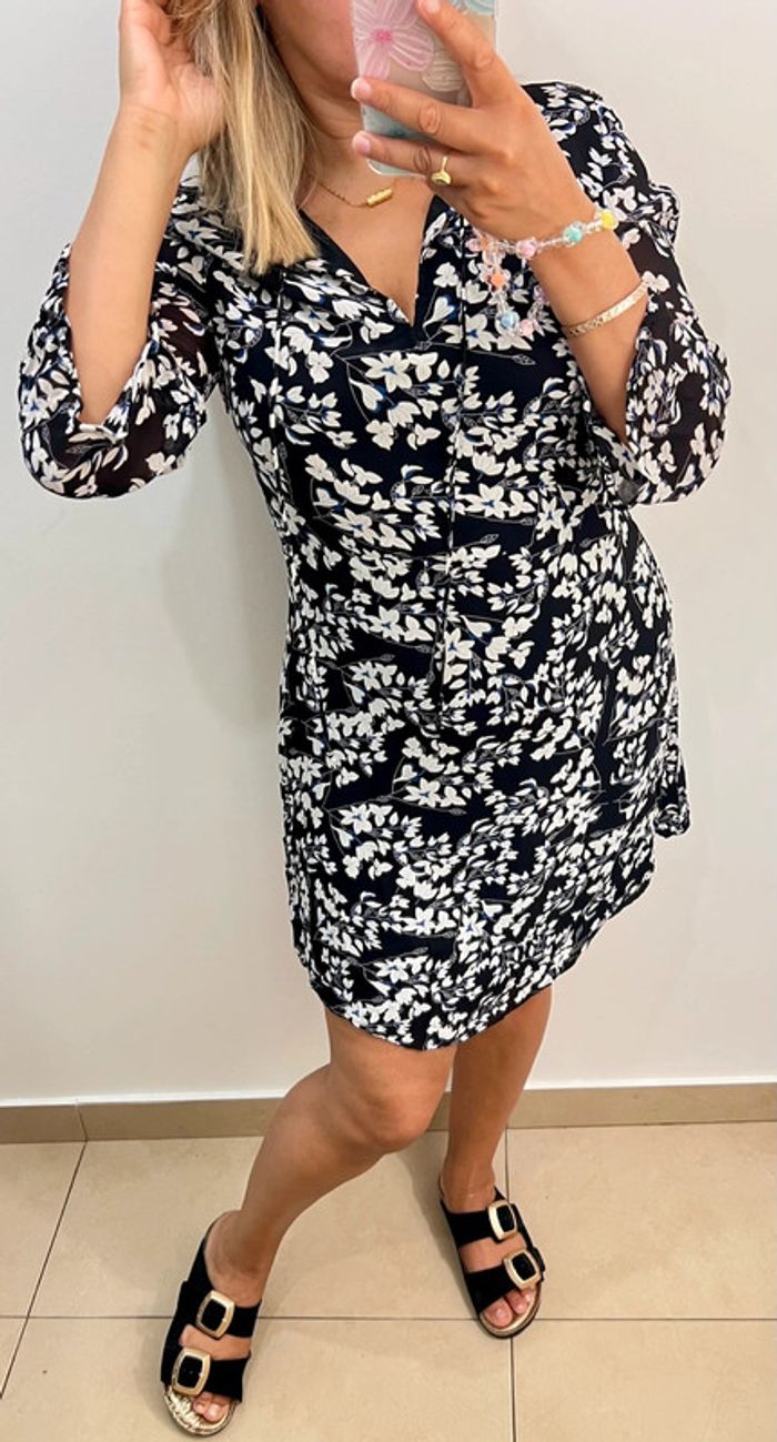 🌸 Robe courte noire à fleurs Mango – Taille M - photo numéro 4