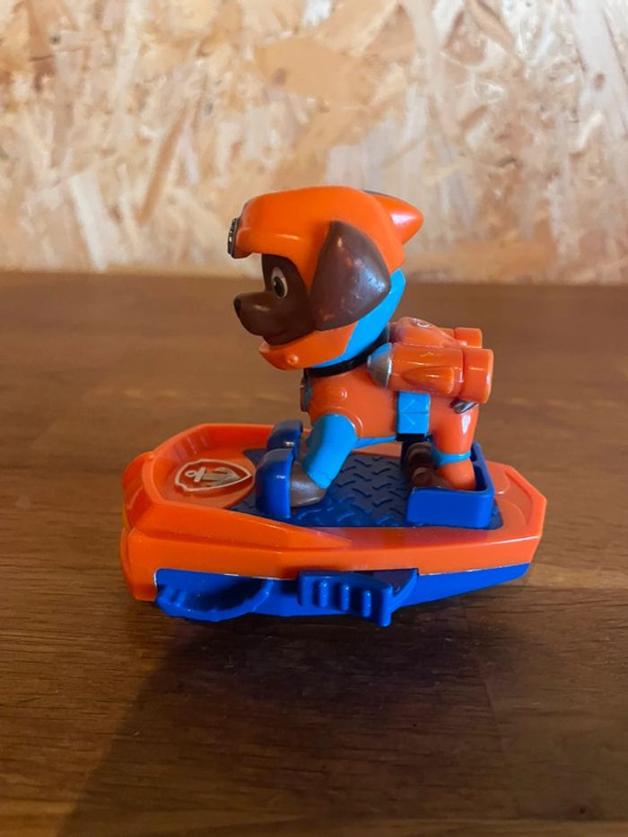 Idée cadeau 🎁 Figurine Zuma Launching Surfboard de la Pat Patrouille avec sa bouée à lancer - photo numéro 14