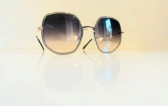 Lunette de soleil femme métallique dorée et noire verres dégradés uvprotection catégorie 2 - photo numéro 10