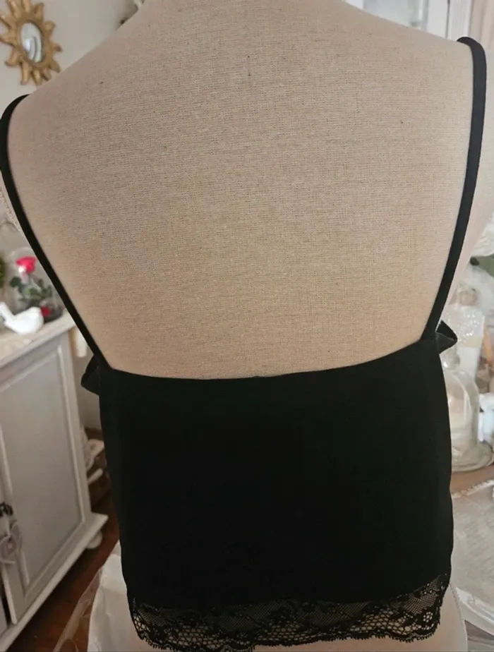 Top noir avec dentelle New Look Taille 46 (plutôt 42) - photo numéro 2
