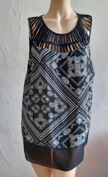 Tunique à motifs noir et blanc avec joli col Taille 48