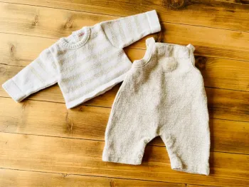 Joli petit ensemble bien chaud pull et salopette naissance