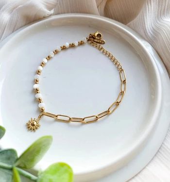 Bracelet doré minimaliste avec un petit pendentif soleil en acier inoxydable