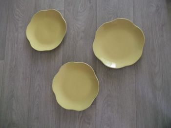 Lot de 3 assiettes jaune forme fleur TBE