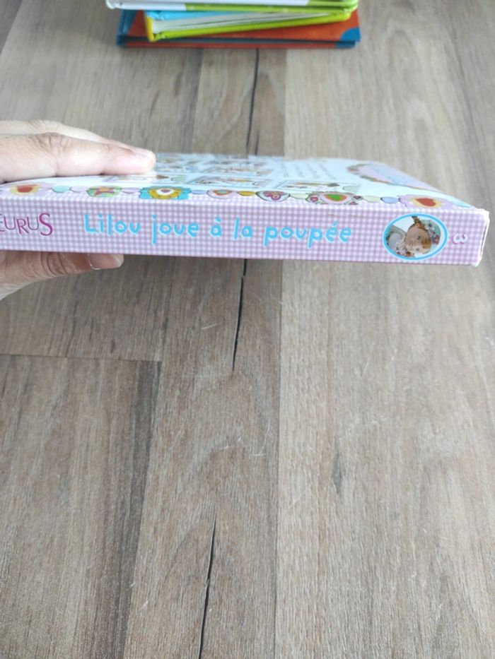 Livre : P'tite Fille : Lilou joue à la poupée - photo numéro 3