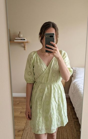 Robe broderie anglaise vert pastel Zara