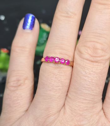 Bague fantaisie dorée avec pierres roses