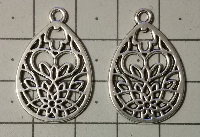 2 pendentifs "goutte" ajouré motif lotus, cœur... - photo numéro 2