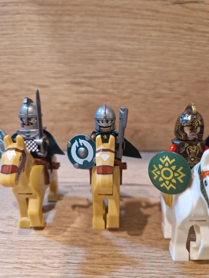Figurines type lego Roi Théoden + 4 cavaliers du rohan seigneur des anneaux - photo numéro 3