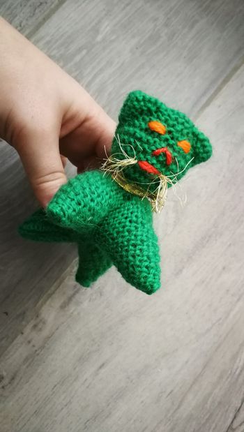 Peluche chat vert tricoté