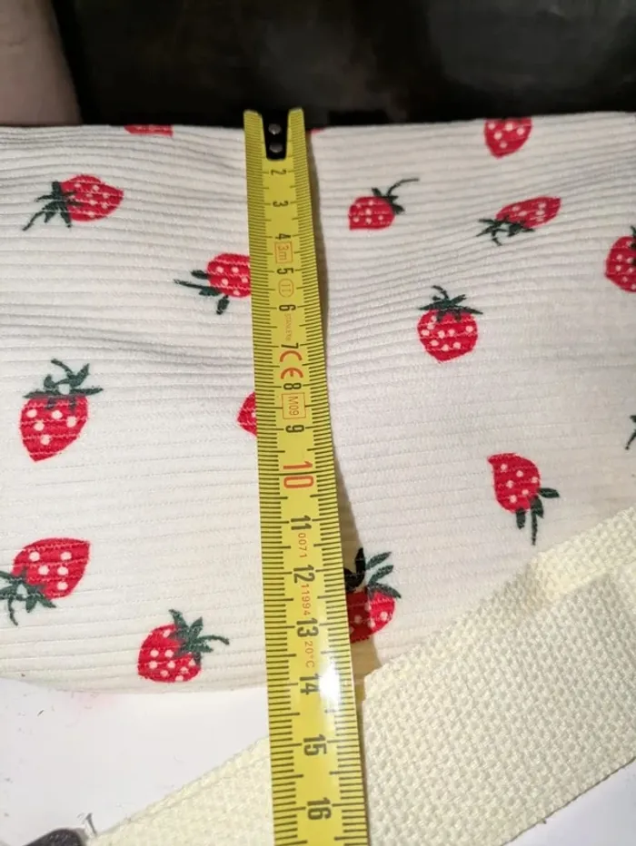 🎒 Banane en velours brodée fraises - photo numéro 6