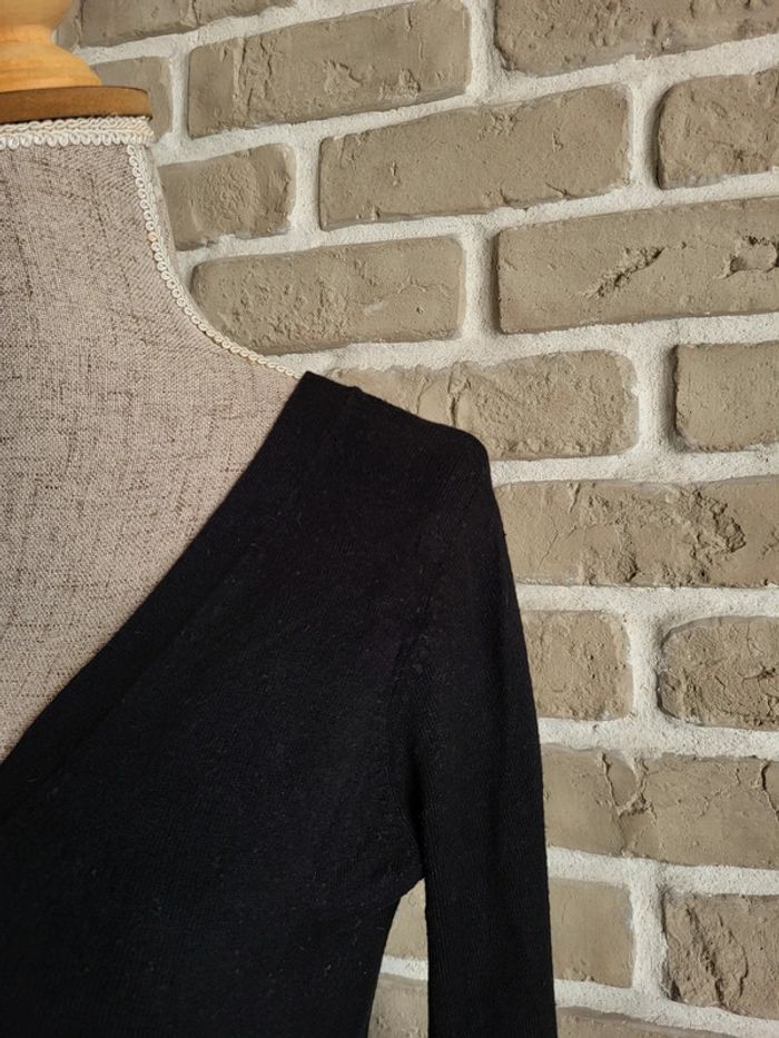 Pull col V noir Zara boutonné aux poignets - photo numéro 3