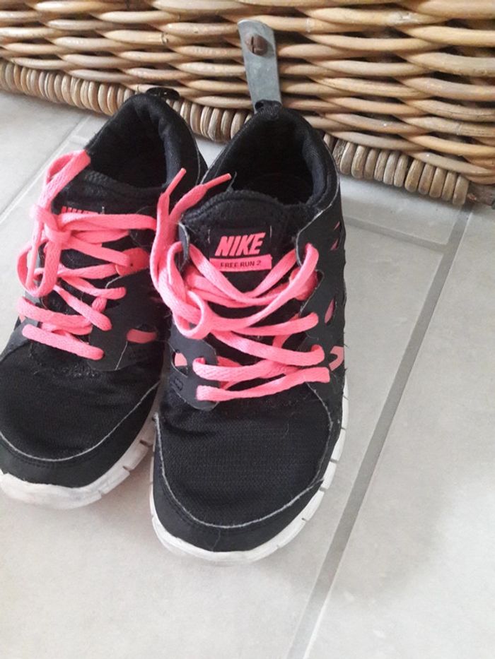 Basket Nike 36.5 noire et rose bon état - photo numéro 4