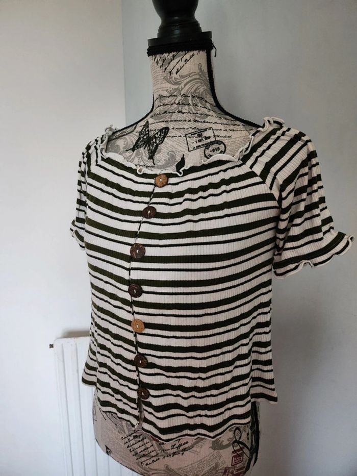 Joli Top rayé blanc et Kaki de marque Kiabi et de taille 38_40