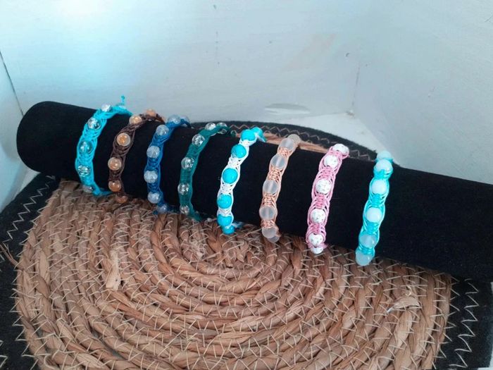 Bracelet macramé  grosses  perles  entremêlées  n°16