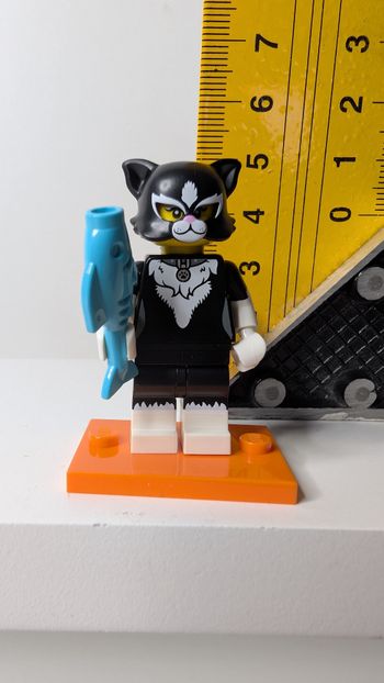 [Lego] Minifigurine La fille déguisée en chat série 18