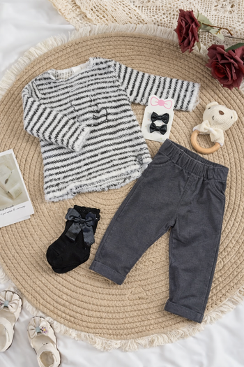 Ensemble bébé fille 6 mois – pull + pantalon + chaussette + 2 pinces cheveux - Très bon état