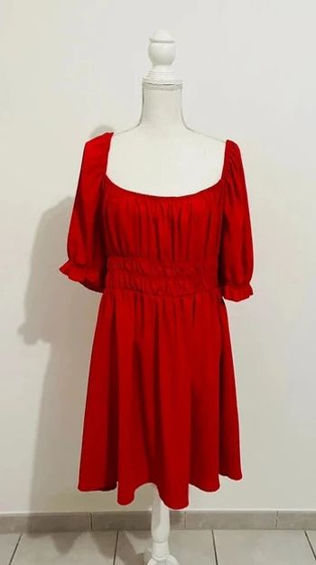 Robe rouge manches resserrées