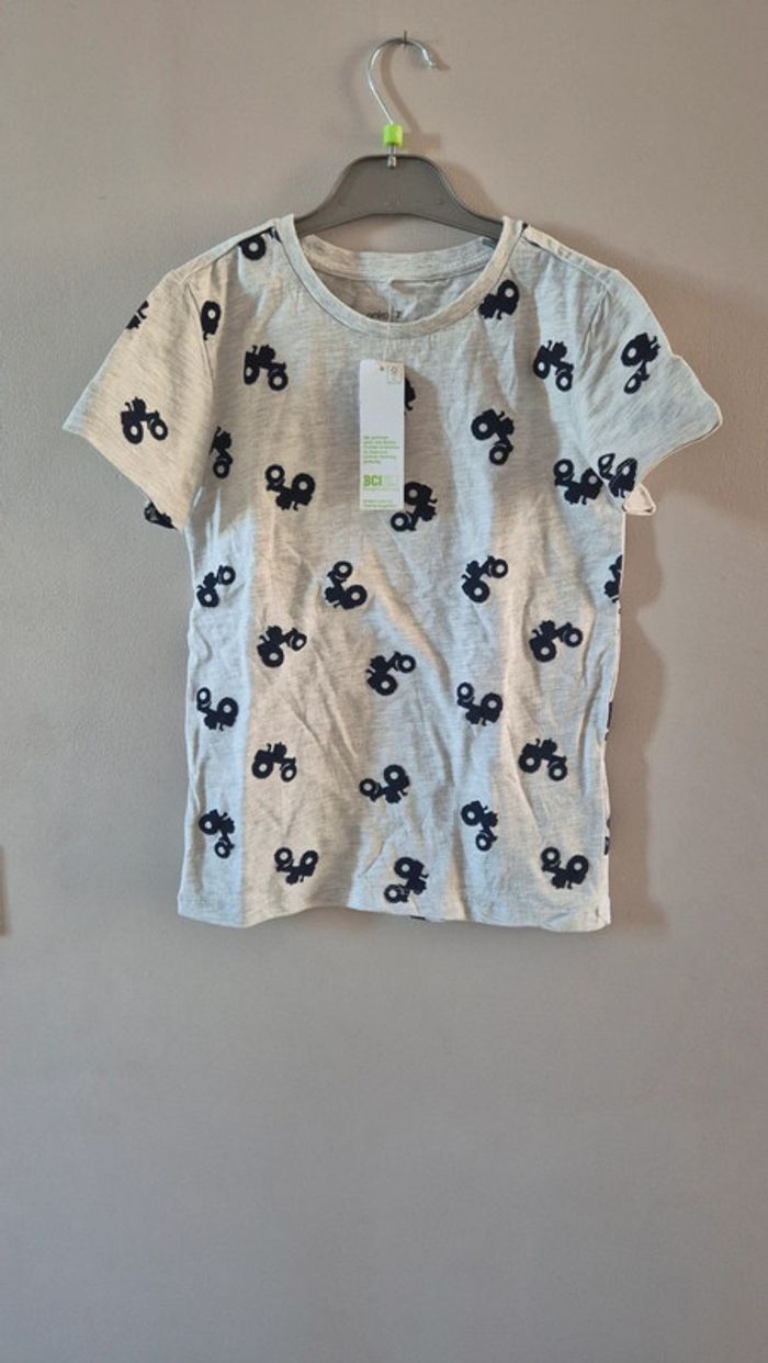 T-shirt neuf taille 7 ans