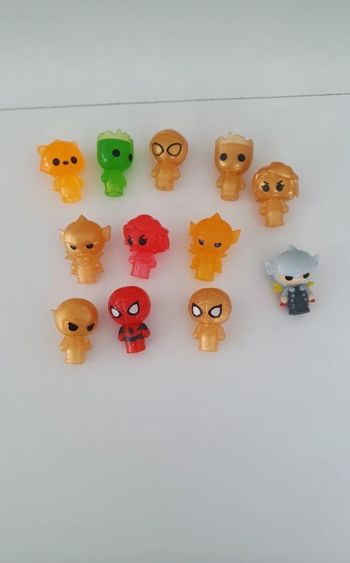 12 figurines Marvel