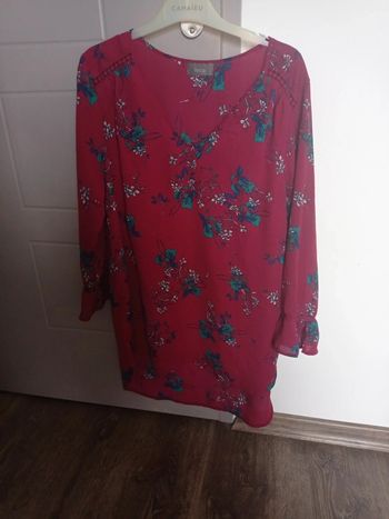 Haut bordeaux avec fleurs