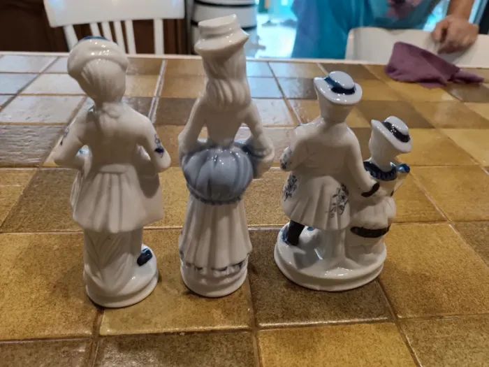 Figurine vintage porcelaine bleu et blanche - photo numéro 5